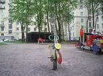 Детская площадка в секторе огня. Милый российский сюрреализм.
